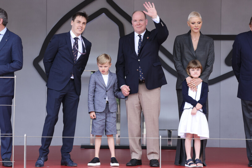 Charlene tillsammans med familjen. Furstinnan Charlene tillsammans med sin familj
