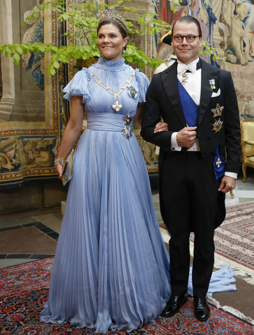 ...den nya detaljen på Victorias statementklänning från Jennifer Blom. Kronprinsessan Victoria under finska statsbesöket i ljusblå klänning från Jennifer Blom