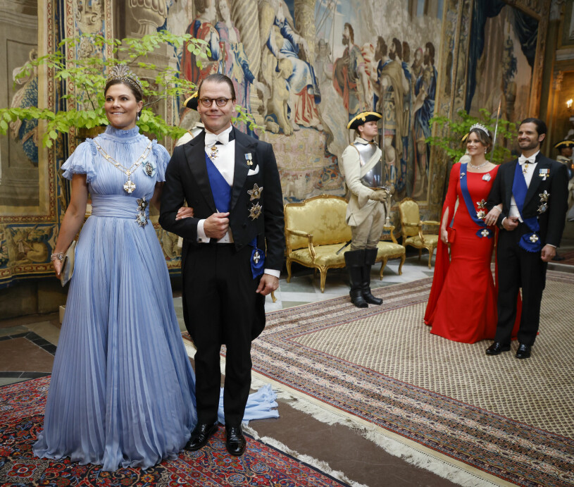 Två prinsessor – och två helt skilda stilar! Kronprinsessan Victoria i en ljusblå klänning från Jennifer Blom och prinsessan Sofia i en röd klänning från Zetterberg Couture