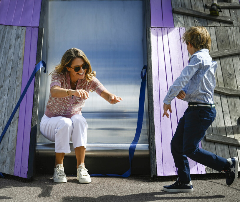 Ja, gissa om Upptäckarparken väcker leklust! Prinsessan Madeleine har minst lika kul som som son! Prins Nicolas, prinsessan Madeleine och Chris O’Neill besöker Skuleberget och Nicolas hertigdöme Ångermanland