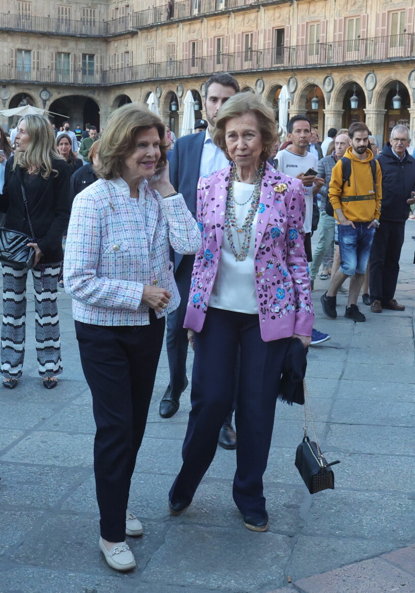 Drottning Silvia och drottning Sofia på Plaza Mayor i Salamanca