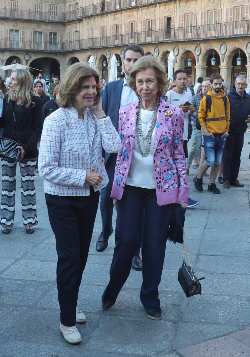 Två drottningar – i vimlet mitt på torget. Det var många som hajade till! Drottning Silvia och drottning Sofia på Plaza Mayor i Salamanca