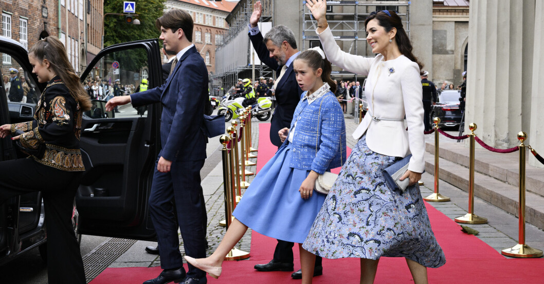 Inte ens när hon skulle kliva in i bilen gjorde hon det utan en grimas. Prinsessan Josephine