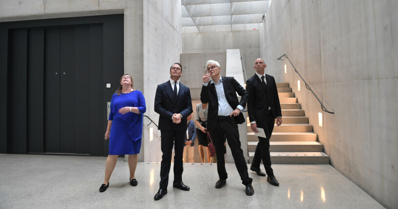 Kommunfullmäktiges ordförande Cecilia Brinck (M), prins Daniel, Liljevalchs chef Mårten Castenfors och Stockholms stads fastighetsdirektör Anders Kindberg på invigningen konsthallen Liljevalchs nya tillbyggnad Liljevalchs+