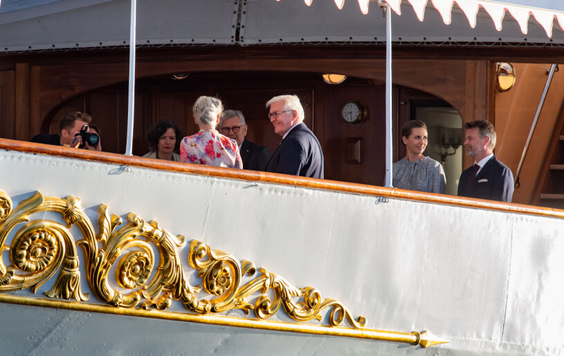 Coronasäkert mingel före middagen. Drottning Margrethe Middag Dannebrog