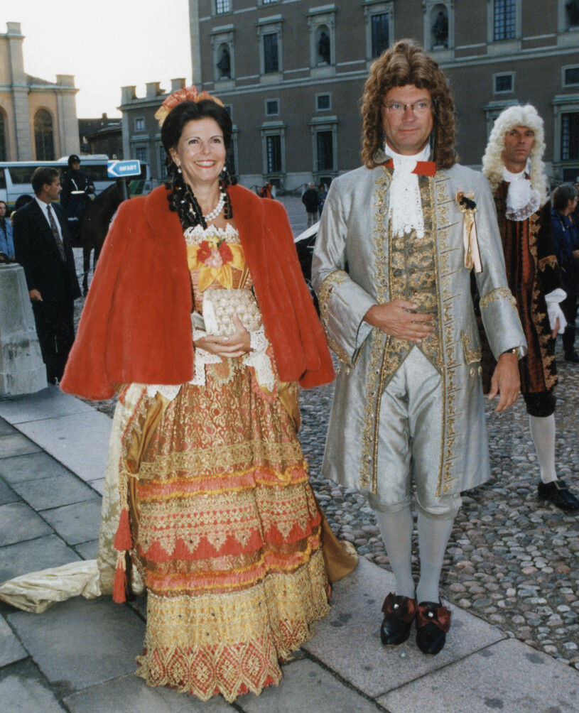 Kungen och drottning Silvia på grannarnas palatsparty 1997. Kungen och drottning Silvia på maskerad 1997