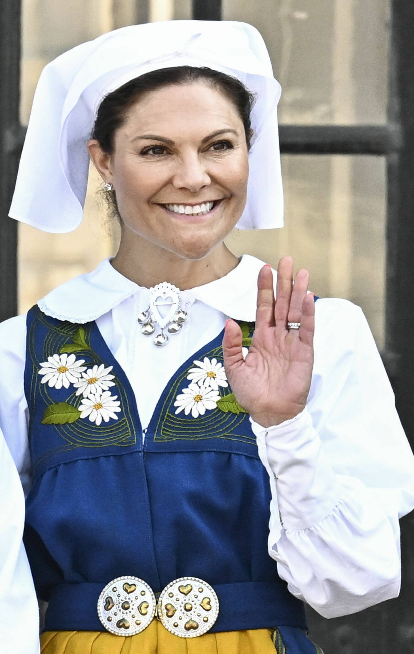 Kronprinsessan Victoria i det vita hucklet som hör till Sverigedräkten vid firandet av nationaldagen på slottet 2023