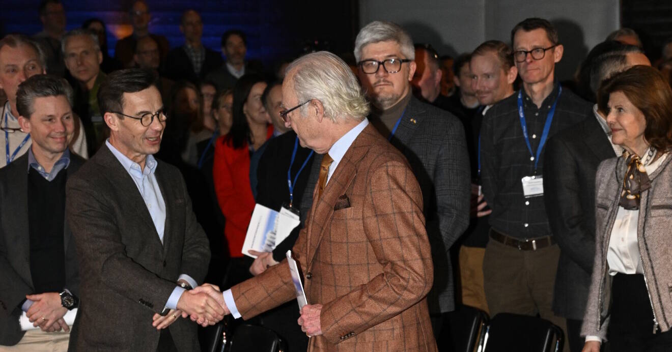Ulf Kristersson och kung Carl Gustaf skakar hand