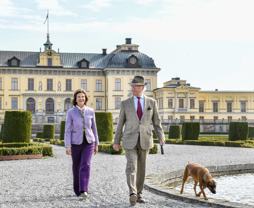 ”På Stenhammar hade vi en vänlig granne som handlade åt oss, men annars var det bara vi två. Jag har aldrig känt mig så mycket 70-plus” sa drottningen i höstas. Drottning Silvia Kungen Hunden Brandie Drottningholm Drottningholms slott