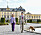 Kungaparet och hunden Brandie framför Drottningholms slott