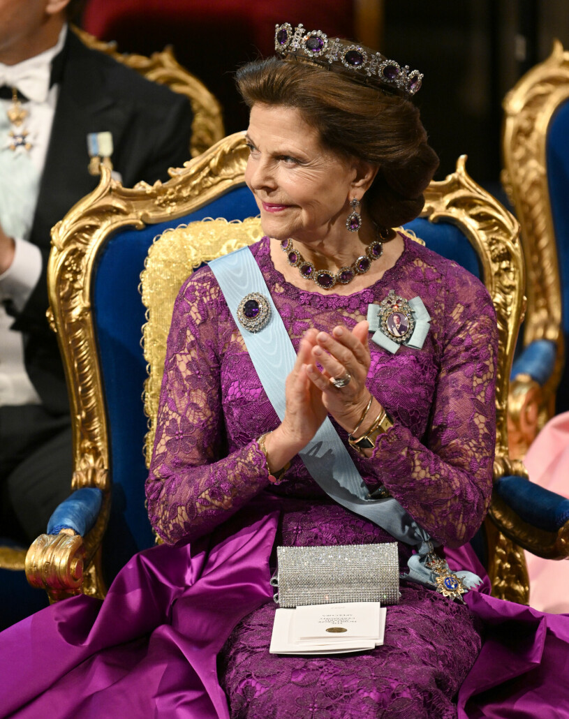 Här ser du spetsbrodyren på nära håll – och aftonväskan: I år valde drottningen denna med silvergnistrande kristaller. Drottning Silvias outfit på Nobel 2022