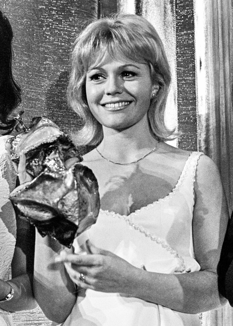 Skådespelerskan Christina Schollin poserar med sin guldbagge för bästa kvinnliga skådespelerska på Guldbaggegalan i Stockholm 17:e oktober 1966. Christina fick priset för sin rollgestaltning av Iréne Sandström i filmen "Ormen".
