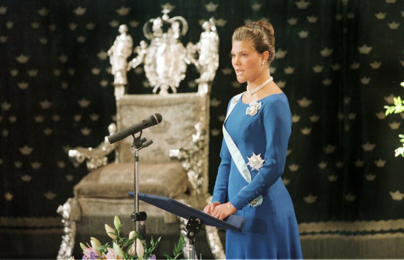 Kronprinsessan Victoria fyller 18 år. Kronprinsessan håller tal under en ceremoni i Rikssalen på Stockholms slott. Kronprinsessan Victorias 18-årsdag 1995