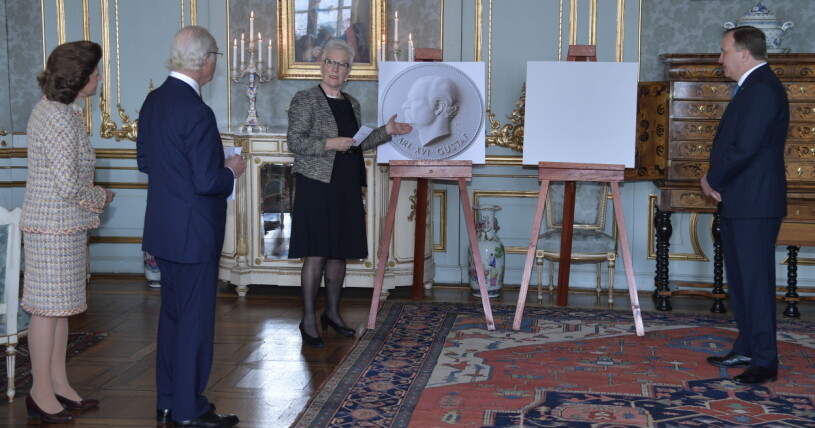 Här uppvaktas kungen på sin stora dag! Drottning Silvia, kung Carl Gustaf, riksdagens förste vice talesman Åsa Lindestam och statsminister Stefan Löfven