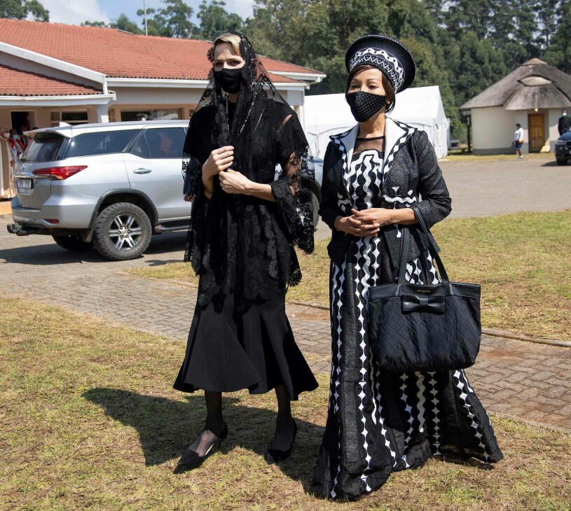 Charlene vid kungens begravning i Kwa Zulu Natal, den provins där hon också uppges bo under sin tid i Sydafrika. Furstinnan Charlene på kung Goodwill Zwelithinis begravning 2021