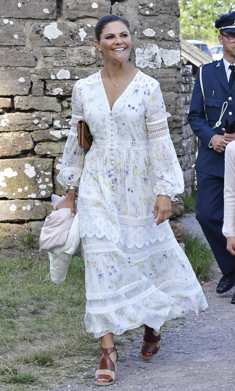 Victoria i en sommardröm från By Malina på Victoriadagen 2020. Kronprinsessan Victoria Victoriadagen 2020