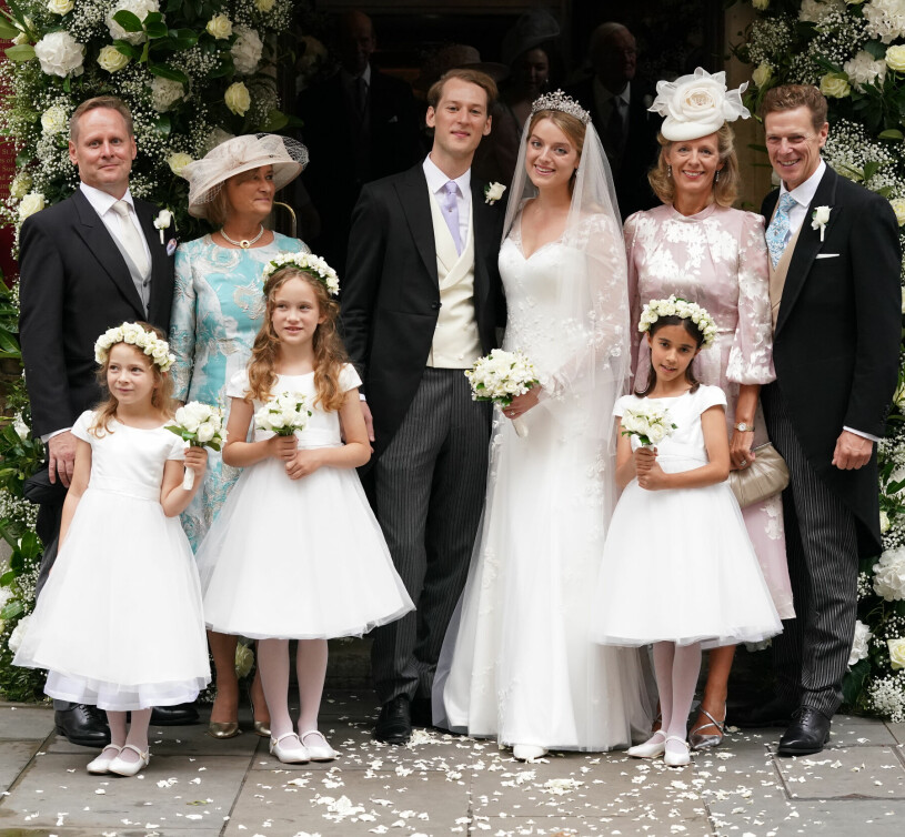Lyckligt nygifta! Tims svenska föräldrar Patrik och Carina Vesterberg till vänster och Floras mamma Julia och pappa James till höger. Tim Timothy Vesterberg pappa Patrik Vesterberg mamma Carina Vesterberg fru Flora Ogilvy Julia och James Ogilvy