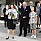 Kung Carl Gustaf och drottning Silvia anländer till stationen i Linköping . Till höger William Aspanius, 9 år. Under året reser kungaparet till 21 län med anledning av kungens 50-årsjubileum på tronen.