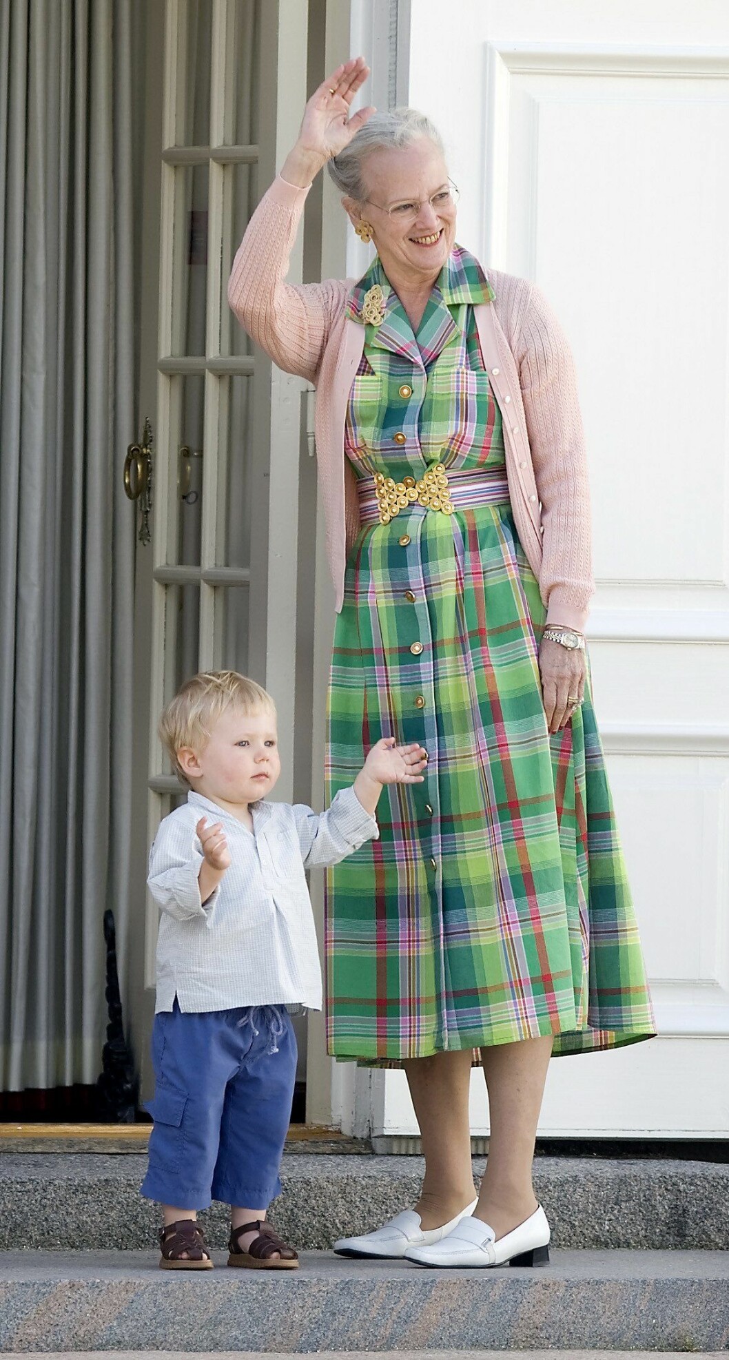 En fantastisk bild på Christian som liten tillsammans med farmor, drottning Margrethe. Christian, Margrethe