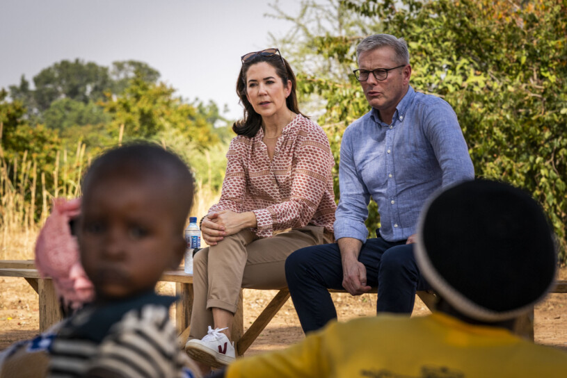 Kronprinsessan Mary i Burkina Faso, ett av världens fattigaste länder där 65% av befolkningen är under 25 år. Kronprinsessan Mary Danmarks biståndsminister Flemming Møller Mortensen Burkina Faso 2021