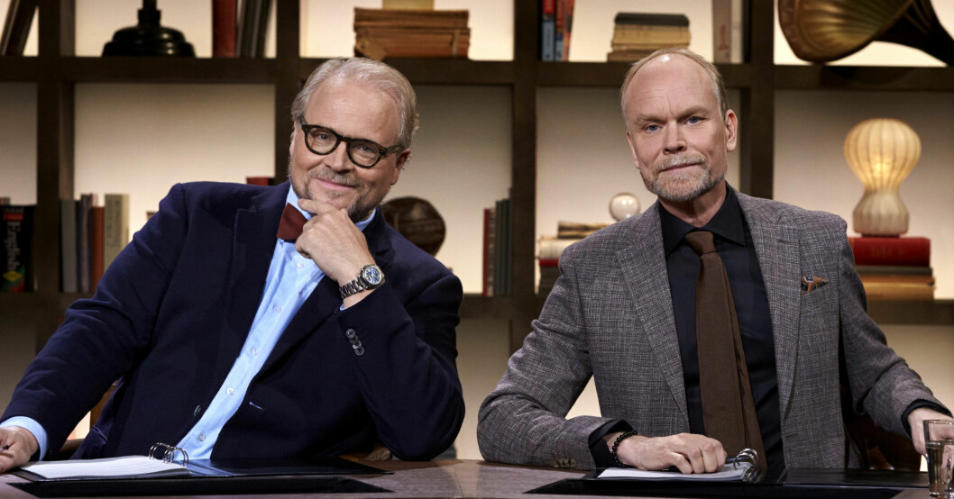 På spåret domare Fredrik Lindström och programledare Kristian Luuk.