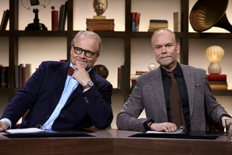 På spåret i SVT är en riktig tittarfavorit. Domare Fredrik Lindström och programledare Kristian Luuk. Foto: Bo Håkansson/SVT Bilden får endast användas i programpresenterande sammanhang.