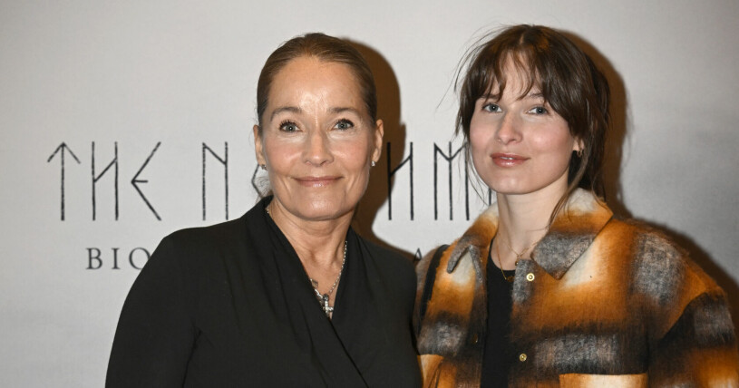 Agneta Sjödin och dottern Maja Strömstedt anländer till galapremiären av filmen The Northman på biograf Rigoletto. Agneta Sjödin och Maja Strömstedt