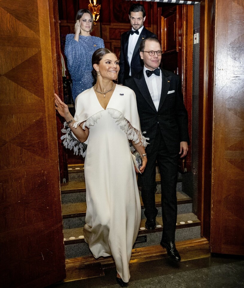 Kronprinsessan Victoria i sin extravaganta snövita klänning, kantad med fjädrar. Kronprinsessan Victoria och prins Daniel på Máximas och Willem-Alexanders konsert och svarsmottagning