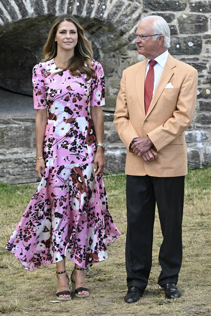 Prinsessan Madeleine och kung Carl Gustaf vid firandet av kronprinsessan Victorias födelsedag på Borgholms slottsruin på Öland