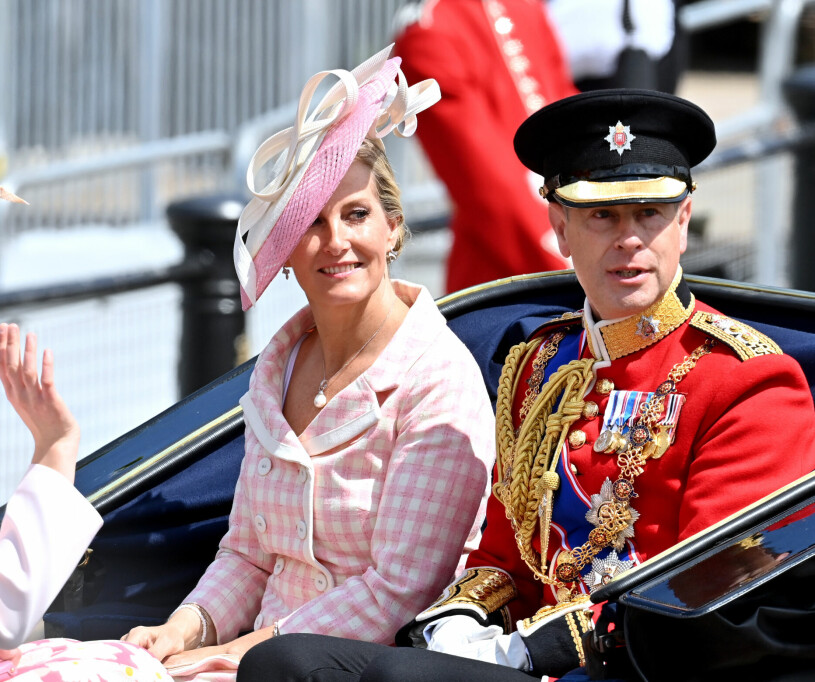 Drottningens yngste son prins Edward med sin Sophie som gick helt i Bardot-rutigt rosa. Prins Edward och Sophie Drottning Elizabeth 70 år på tronen