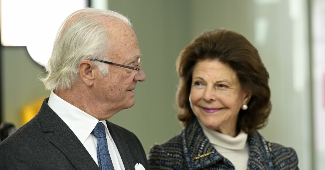 Drottning Silvia tittar glatt på kungen. Kungen och drottning Silvia