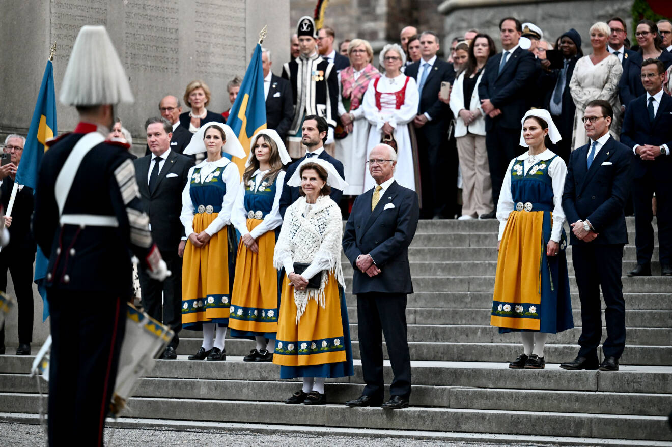 Christopher O'Neill, prinsessan Madeleine, prinsessan Sofia, prins Carl Philip, drottning Silvia, kung Carl Gustaf, kronprinsessan Victoria och Prins Daniel. Nationaldagsmottagningen på Nordiska muséet avslutas med tapto.