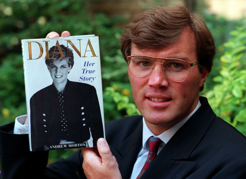 Andrew Morton med Dianas självbiografi "Her True Story" i handen