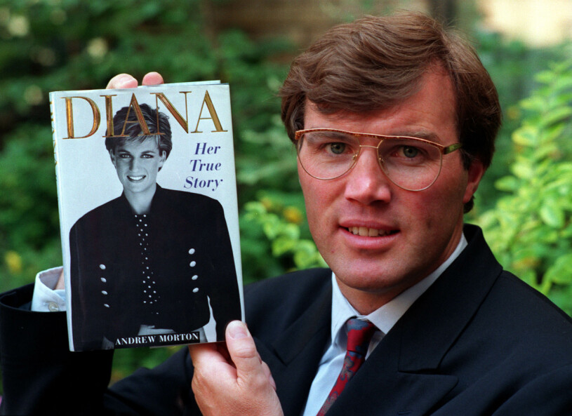 1992 slog Andrew Mortons självbiografi om Diana ner som en bomb. Andrew Morton med Dianas självbiografi "Her True Story" i handen