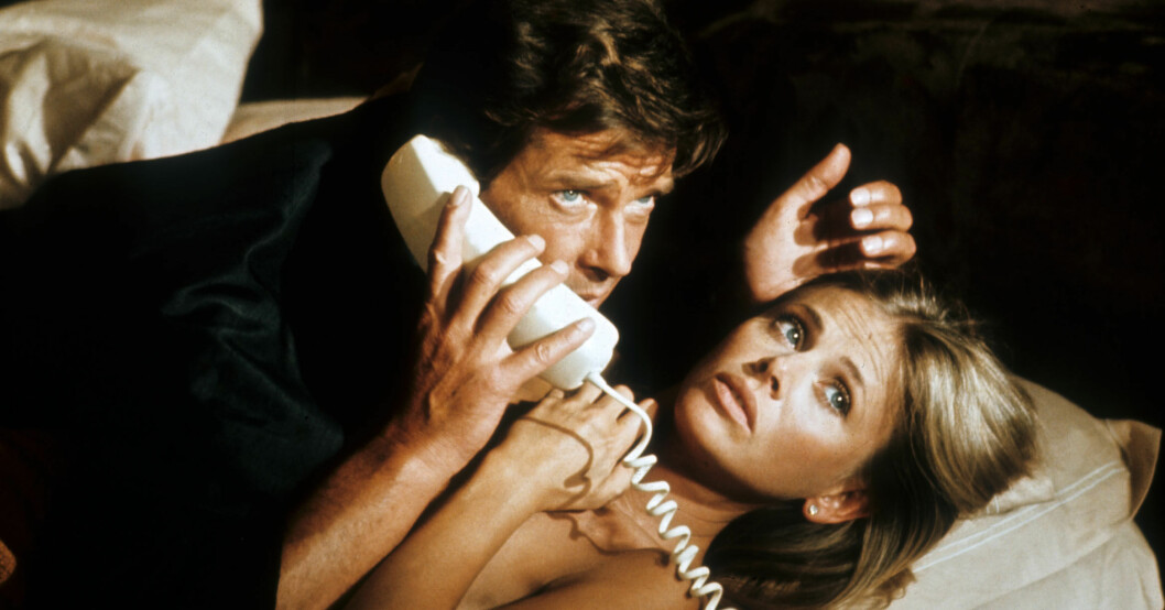 Roger Moore och Britt Ekland i "Mannen med den gyllene pistolen". Roger Moore och Britt Ekland
