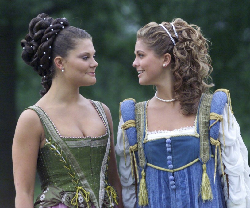 Systrar i vått och torrt. Men med helt olika roller. Prinsessan Madeleine Kronprinsessan Victoria Gripsholm 2001