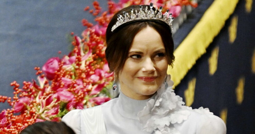 Prinsessan Sofia bär bröllopsdiademet hon fått i gåva av kungaparet