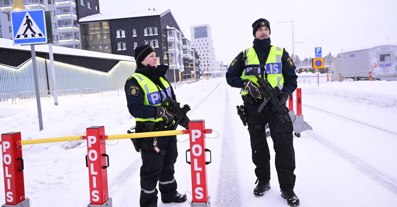 Sveriges EU-ordförandeskap invigs under Europeiska kommissionens besök i Kiruna. Polisen med förstärkningsvapen vid avspärrning utanför hotell Scandic Kiruna