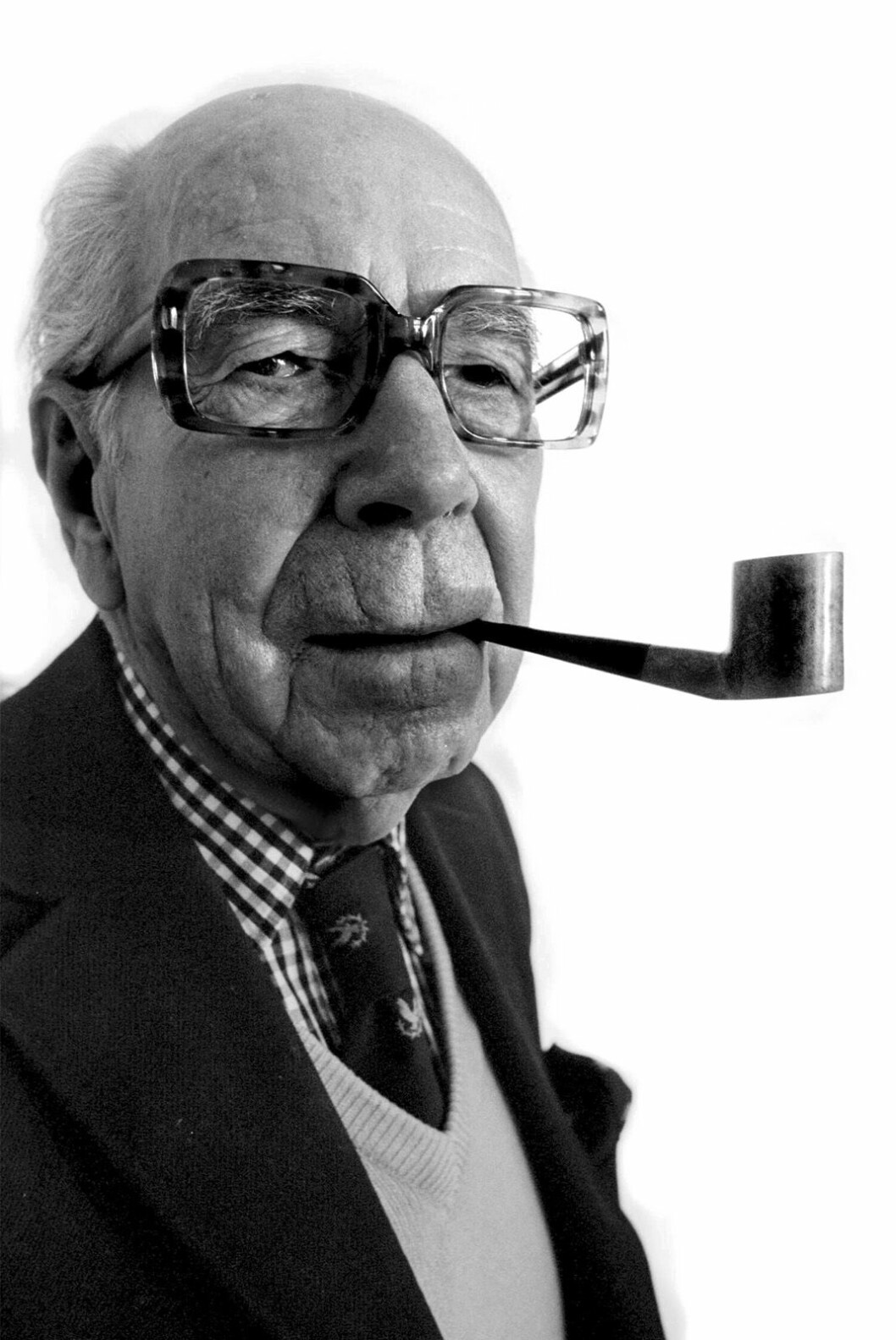Greve Sigvard Bernadotte iförd glasögon och pipa av egen design, 1997.