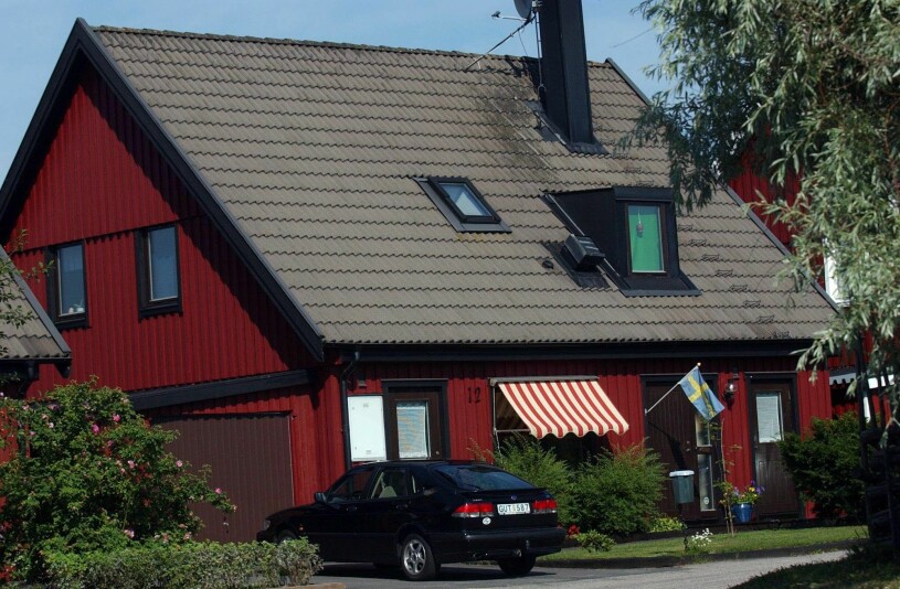 Flaggan hissad utanför Ewas och Olles röda kedjehus. Ewa och Olle Westling Huset på Smältvägen i Ockelbo