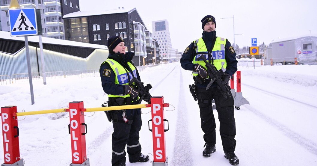Sveriges EU-ordförandeskap invigs under Europeiska kommissionens besök i Kiruna. Polisen med förstärkningsvapen vid avspärrning utanför hotell Scandic Kiruna. Sveriges EU-ordförandeskap invigs under Europeiska kommissionens besök i Kiruna. Polisen med förstärkningsvapen vid avspärrning utanför hotell Scandic Kiruna