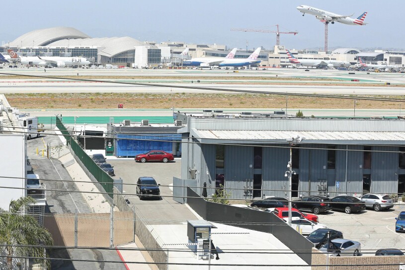 Prins Harrys svarta bil lämnar den privata terminalen på flygplatsen i LA. Det blev bara en dryg vecka i England och större delen av tiden satt han i coronakarantän i Frogmore Cottage. Prins Harry tillbaka i Los Angeles USA efter prins Philips begravning