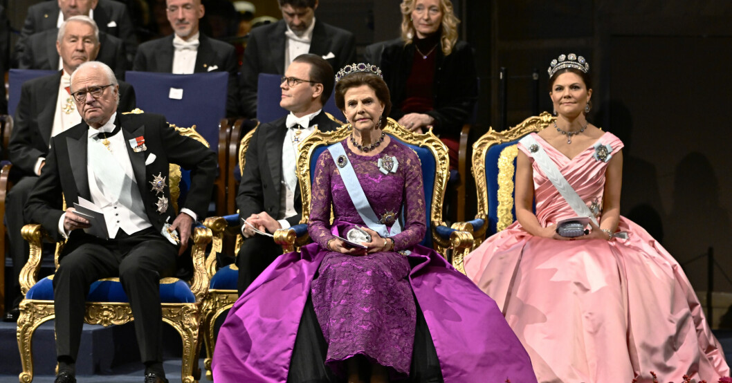 Historiken och kungaexperten Herman Lindqvist tror att året kommer vara fyllt med negativa reportage om kungen. Kung Carl Gustaf, drottning Silvia och kronprinsessan Victoria på Nobelfesten 2022