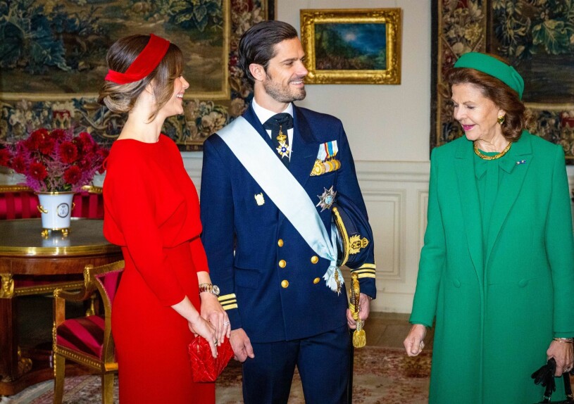 Prinsessan Sofia lunchade klädd i kärleksrött. Prinsessan Sofia och prins Carl Philip med drottning Silvia