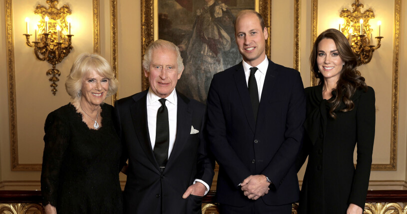 Drottning Camilla, kung Charles, prins William och hertiginnan Kate samlade på familjebilden. Camilla, Charles, William och Kate