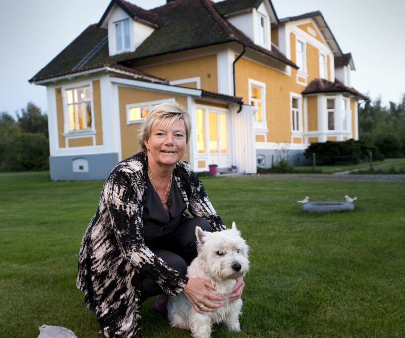 Gurianne Sandven och hennes hund Nilsson 2017, bakom skymtar huset där hon och ”Loffe” bodde i alla år. Gurianne Sandven Hunden Nilsson westie