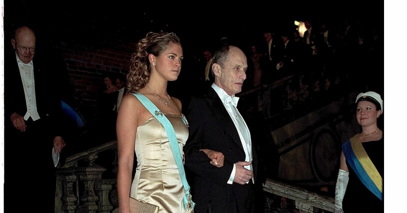 Madeleine var 18 år gammal och gjorde Nobeldebut i en guldig dress. Frågan är om hon inte redan där och då visste att hon var en vinnare – och en prinsessa vars Nobelklänningar det skulle fortsätta skrivas mycket om. Prinsessan Madeleines Nobelklänning 2000