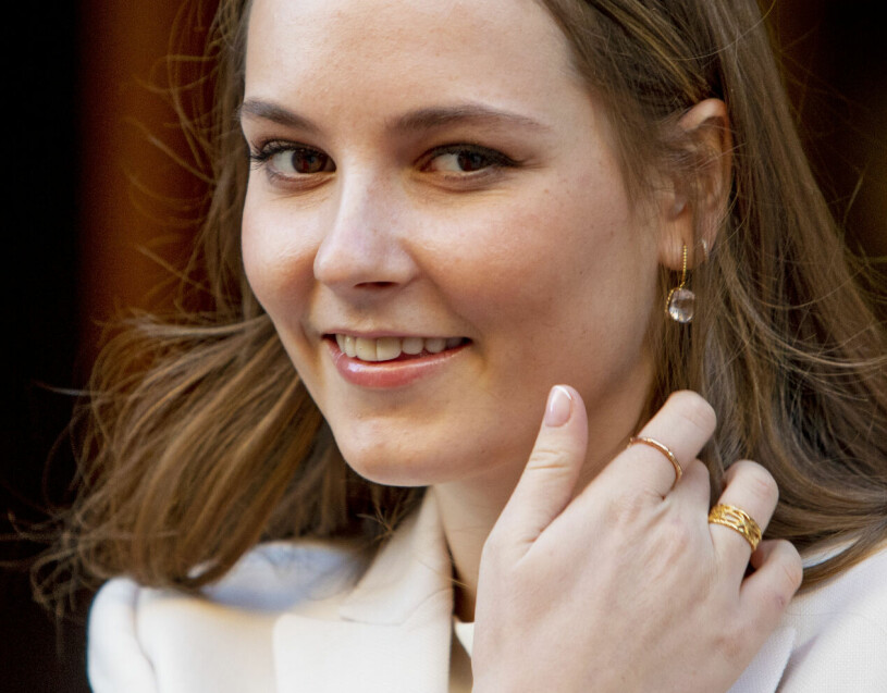 Norges framtida drottning. 18-årsdagen firade hon i en vit klänning, lånad ur mamma Mette-Marits garderob. Prinsessan Ingrid Alexandra