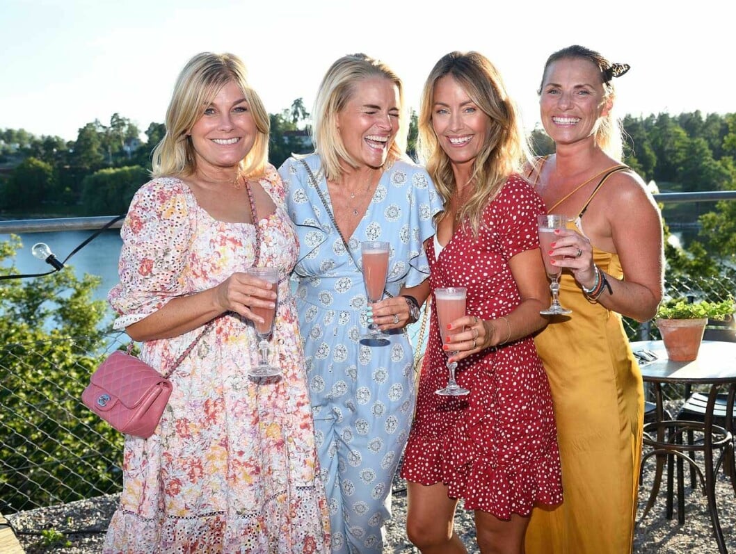 Pernilla med sina bästisar Emilia Lööf, Jessica Wahlgren och Lisa Stadell. Pernilla med sina bästisar Emilia Lööf, Jessica Wahlgren och Lisa Stadell.
