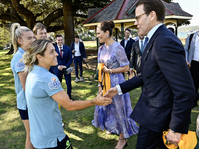 Kronprinsessparet hade ett underbart härligt möte med landslagsspelarna! Kronprinsessan Victoria och prins Daniel mötte landslagsspelarna Katrina Gorry och Charlotte Grant som till vardags spelar fotboll i allsvenska Vittsjö inför fotbolls-VM sommaren 2023 just i Australien, under ledning av deras svenske förbundskapten Tony Gustafsson. – Min fru är en bra fotbollsspelare, berättade prins Daniel under mötet. – Jag förlorar alltid mot vår son, svarade kronprinsessan Victoria. Prins Oscar spelar i princip varje dag, även inomhus, tillade Victoria skrattandes.